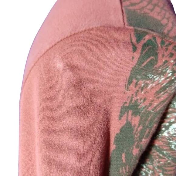 Calvin Klein Jeans Red V-neck T-shirt Large silver & black feather pattern tee - Picture 11 of 12